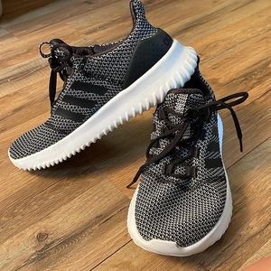 Adidas cloud foam sneakers. Size 7 black and white